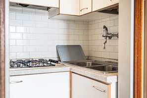 Refrigerador, parrilla de estufa y utensilios de cocina 