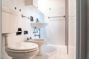 A modern bathroom with a toilet, bidet, and sink. - Side sea view flat for six near Bibione beach (Bibione)