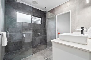 Hair dryer, towels - Seaside - Coastal Comfort with Heated Pool (Palm Cove)