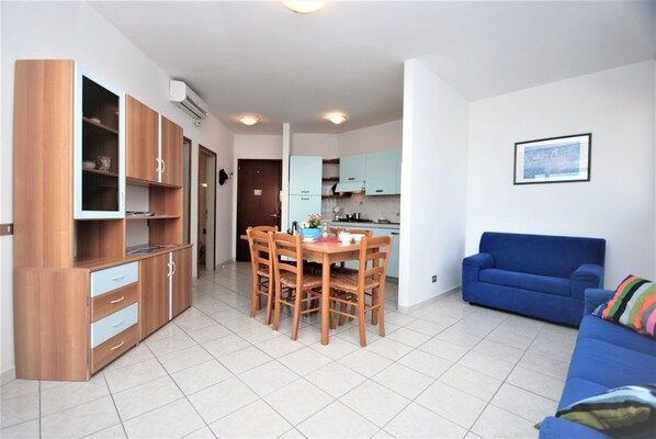 Living area - Cozy Apartment Overlooking Sweeping Views (Lignano Sabbiadoro)
