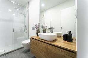 Dusche, Haartrockner, Handtücher
