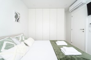 Iron/ironing board, free WiFi, bed sheets