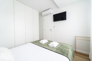 Tabla de planchar con plancha, wifi gratis y ropa de cama 