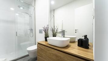 Dusche, Haartrockner, Handtücher