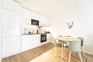 Kühlschrank, Mikrowelle, Ofen, Geschirrspüler