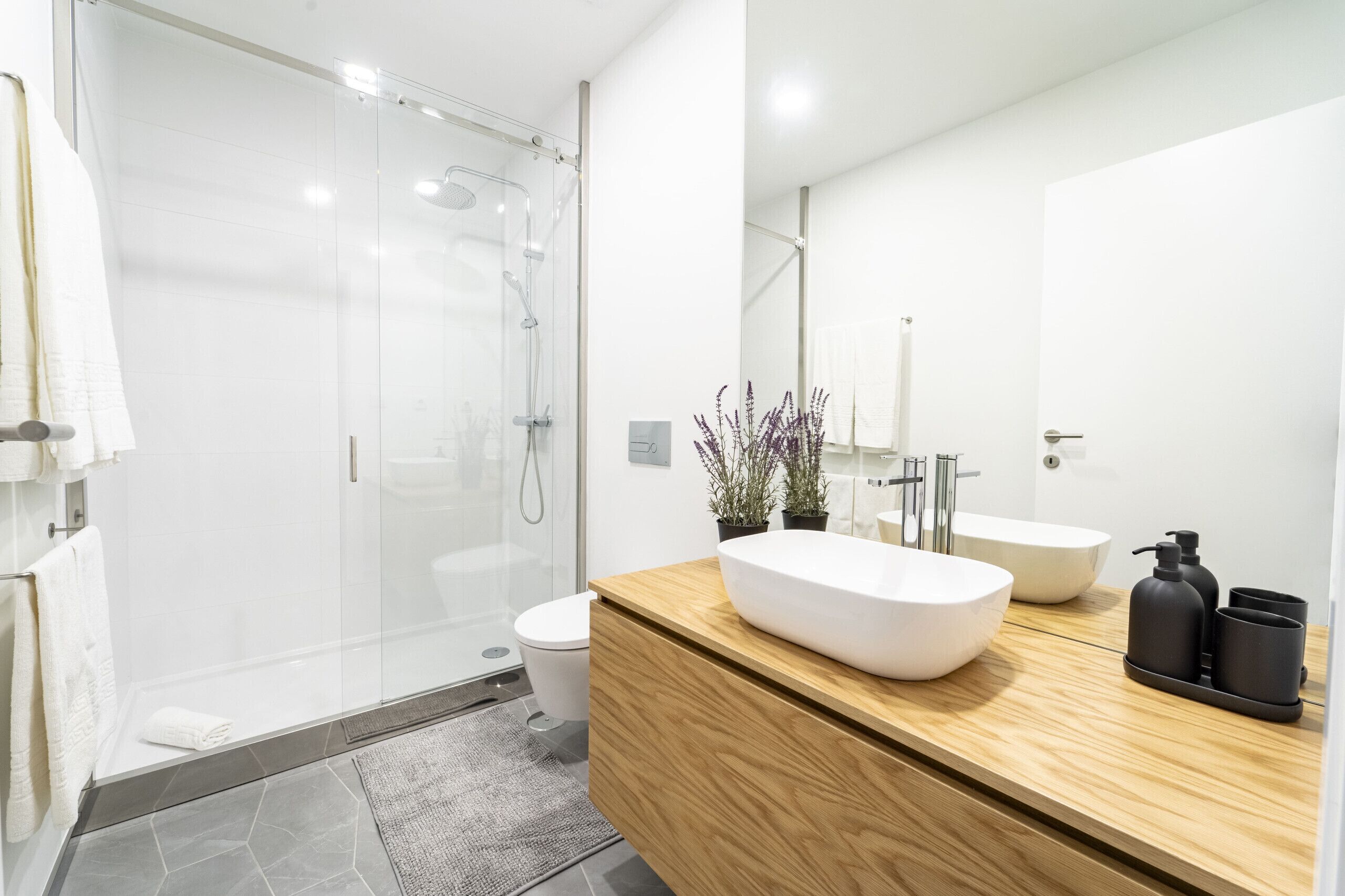 Douche, séchoir à cheveux, serviettes fournies