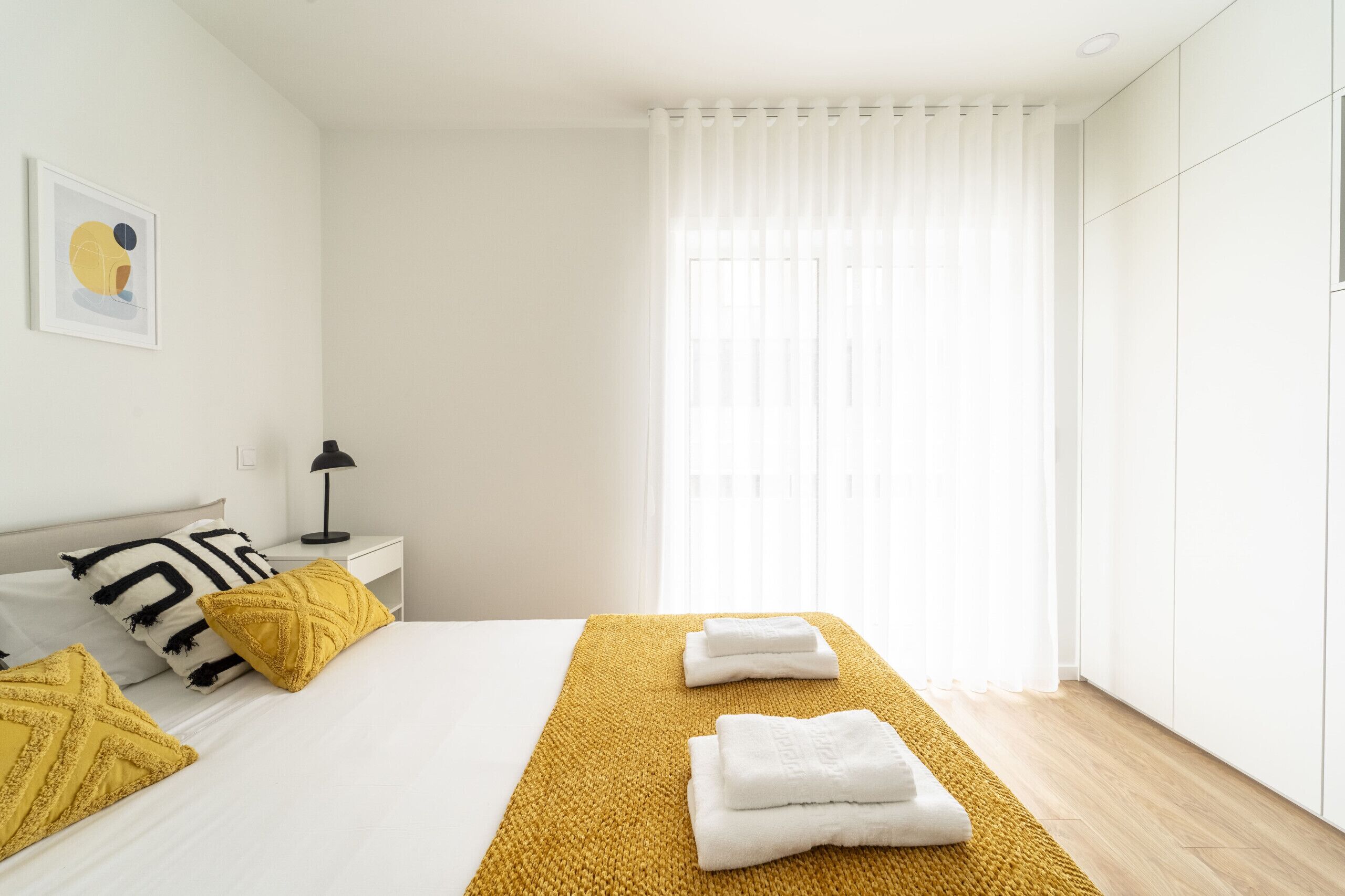 Tabla de planchar con plancha, wifi gratis, ropa de cama