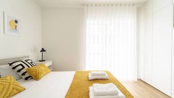 Tabla de planchar con plancha, wifi gratis, ropa de cama