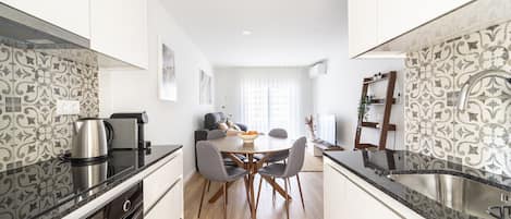 Kjøleskap, mikrobølgeovn, ovn og oppvaskmaskin