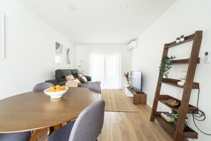 Unclassified image, 4 of 20, button