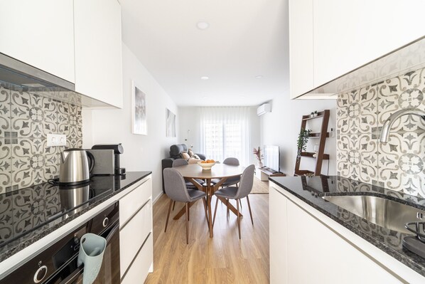 Réfrigérateur, micro-ondes, four, lave-vaisselle