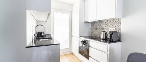 Frigorífico, microondas, horno y lavavajillas