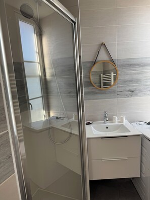 Douche, sèche-cheveux, serviettes fournies