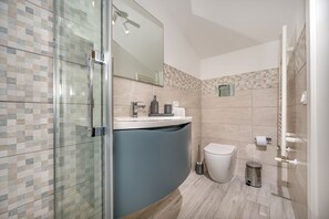 Een douche, een haardroger, een bidet, handdoeken