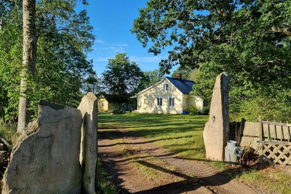 Garten am Ferienhaus Hus Blommenshöns bei Ruda – charmantes Schwedenhaus in Småland