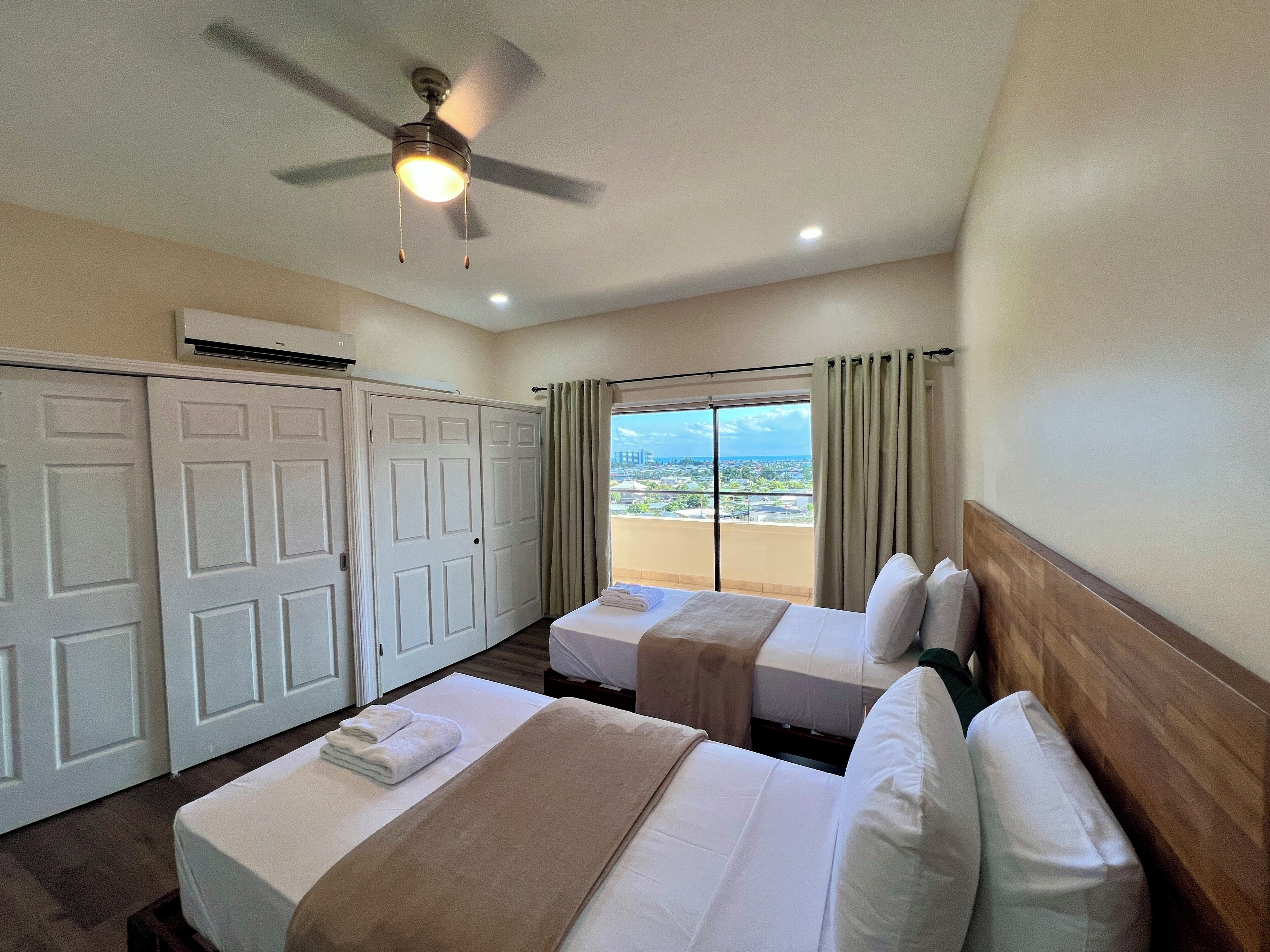 Tabla de planchar con plancha, wifi gratis y ropa de cama 