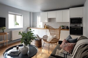 华丽公寓 | 起居区 | 32-英寸LED 电视（配备数码频道）