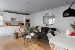 Deluxe-Apartment | Wohnbereich | 32-Zoll-LED-Fernseher mit Digitalempfang