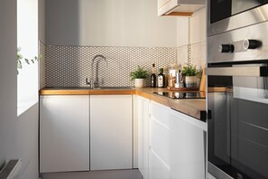 Apartamento superior | Cocina privada | Frigorífico, microondas, horno y placa de cocina