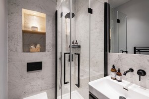Sturta, regnsturtuhaus, snyrtivörur án endurgjalds, hárblásari