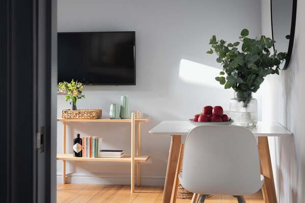 Apartamento superior | Zona de estar | Televisión LED de 32 pulgadas con canales digitales