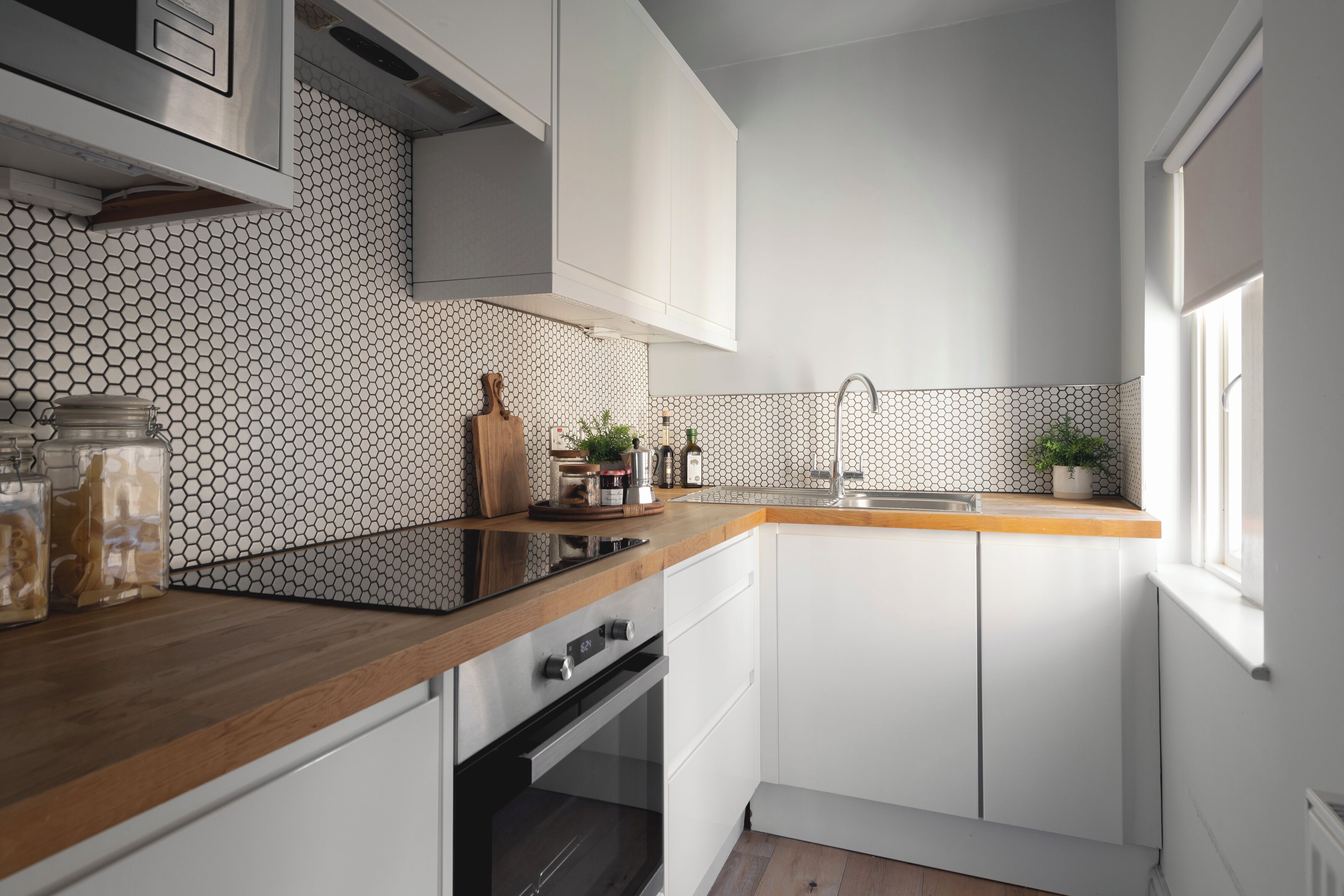 Superior Apartment | Private kitchen | Fridge, microwave, oven, stovetop