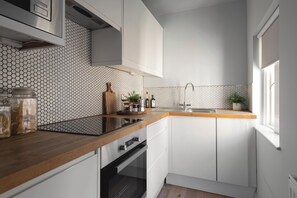 Superior-Apartment | Eigene Küche | Kühlschrank, Mikrowelle, Ofen, Herdplatte