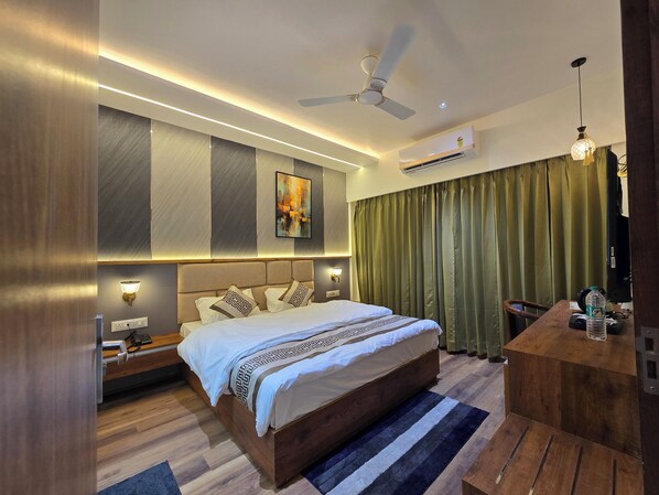 Desk, laptop workspace, soundproofing, free WiFi - Hotel Fortune (Ayodhya)