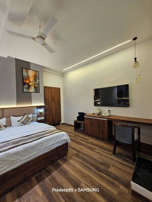 Desk, laptop workspace, soundproofing, free WiFi - Hotel Fortune (Ayodhya)