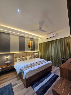 Desk, laptop workspace, soundproofing, free WiFi - Hotel Fortune (Ayodhya)