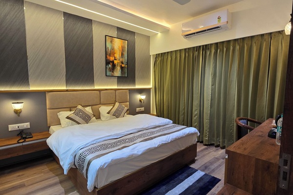 Desk, laptop workspace, soundproofing, free WiFi