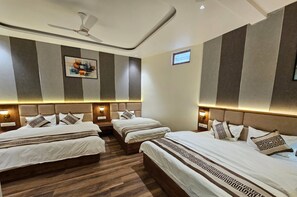 Escritorio y espacio para trabajar con laptop 