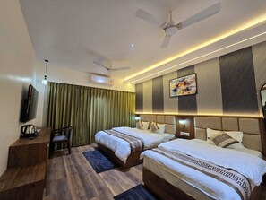 Escritorio y espacio para trabajar con laptop 