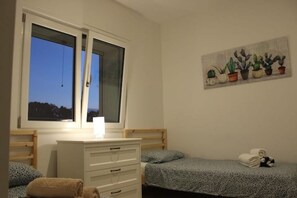 4 bedrooms, iron/ironing board, WiFi, bed sheets
