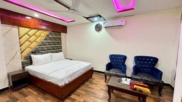 Quarto casal, vista para a cidade | Escrivaninha, quartos à prova de som, Wi-Fi de cortesia