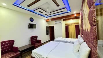 Standaard driepersoonskamer | Een bureau, geluiddichte muren, gratis wifi