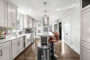 Private kitchen - Spacious 5-bedroom house in lovely Arlington with AC, WiFi (Arlington)