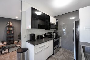 Réfrigérateur, four à micro-ondes, un four, surface de cuisson