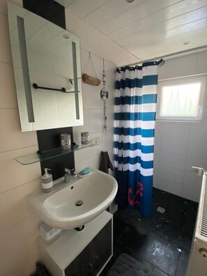 Shower, hair dryer, toilet paper - Hus Heideblick between nature and the North Sea (Sankt Michaelisdonn)