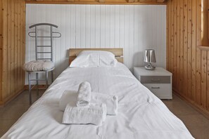 Tabla de planchar con plancha, wifi gratis y ropa de cama 