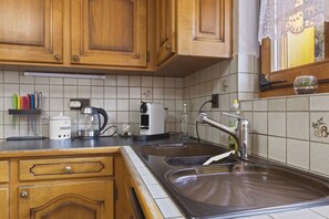 冷蔵庫、電子レンジ、オーブン、コンロ