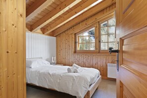 Tabla de planchar con plancha, wifi gratis y ropa de cama