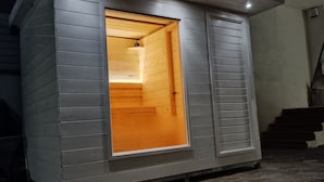 Ein kleines, modernes Gebäude mit Holzinnenausstattung, Steinböden und einer einzigen Tür.