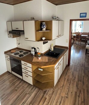 Kjøleskap, mikrobølgeovn, ovn og kokeplater