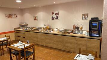 Petit déjeuner continental (10.90 EUR par personne)