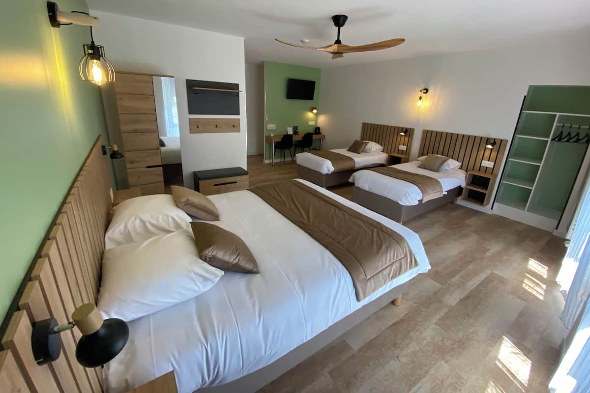 Chambre quadruple Confort | Accès au Wi-Fi (inclus), literie fournie