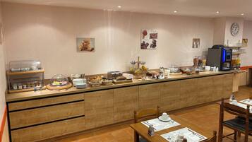 Daily continental breakfast (EUR 10.90 per person)
