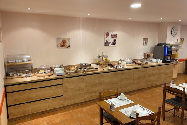 Tägliches kontinentales Frühstück (10.90 EUR pro Person)