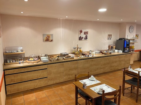 Desayuno continental diario (EUR 10.90 por persona). NOUVEL HOTEL