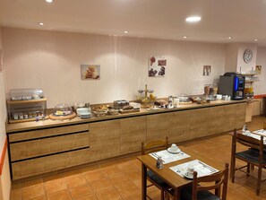 Petit déjeuner continental (10.90 EUR par personne)